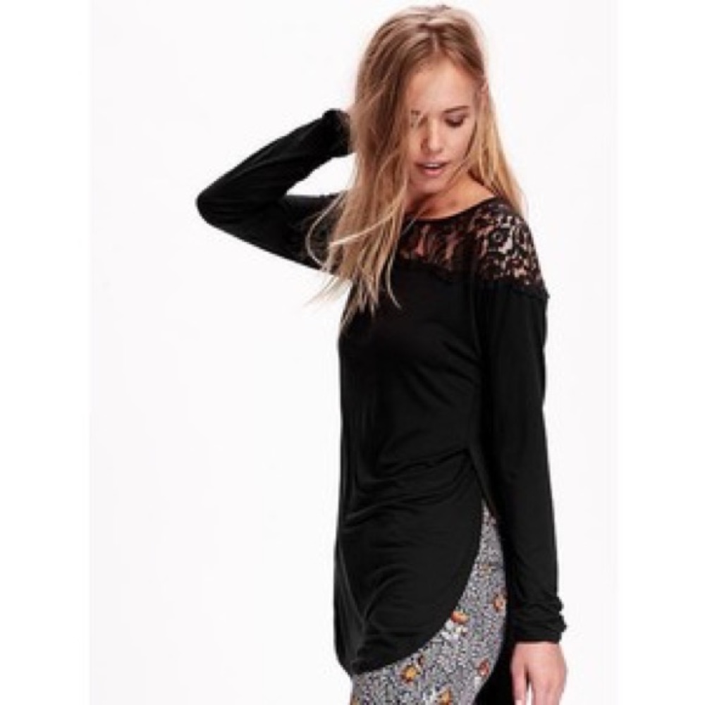 Old Navy black lace yoke long sleeved tunic tee